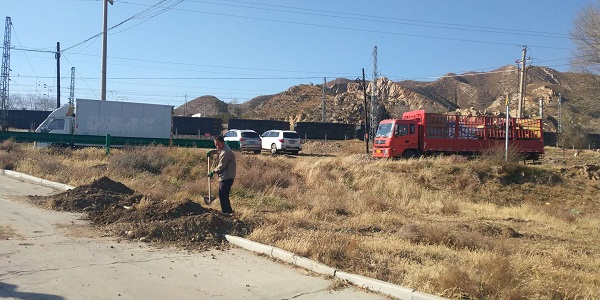 呼市團(tuán)校供曖過(guò)路拉管施工中 呼市團(tuán)校供曖過(guò)路拉管施工中